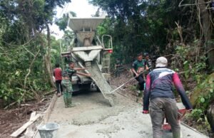 Tanpa Henti, Personel Satgas, Escavator dan Truk Molen Silih Berganti Terus Melaksanakan Tugas di Lokasi TMMD