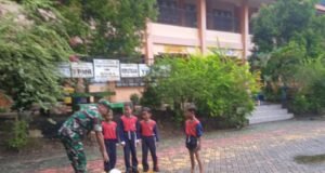 Babinsa Koramil 02/Sukakarya Dampingi Anak-Anak SD Bermain Sepak Bola