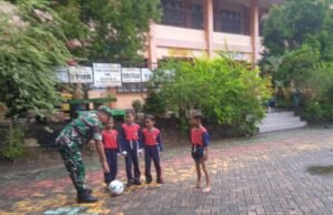 Babinsa Koramil 02/Sukakarya Dampingi Anak-Anak SD Bermain Sepak Bola