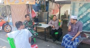 Babinsa Koramil 02/Sukakarya dan Bhabinkamtibmas Laksanakan Komsos dengan Tokoh Masyarakat