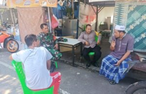 Babinsa Koramil 02/Sukakarya dan Bhabinkamtibmas Laksanakan Komsos dengan Tokoh Masyarakat