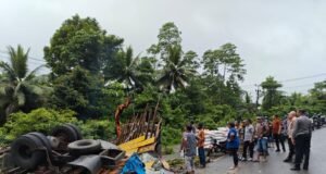Tinjau Langsung Lokasi Kecelakaan Tunggal Truk Bermuatan Beras di Tanjakan Semen.