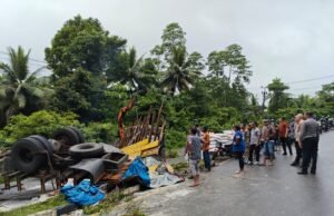 Tinjau Langsung Lokasi Kecelakaan Tunggal Truk Bermuatan Beras di Tanjakan Semen.