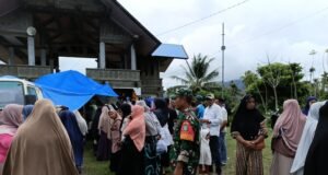 Babinsa Koramil 02/Sukakarya Pantau Operasi Pasar Murah di Meunasah Jurong Cot Damar