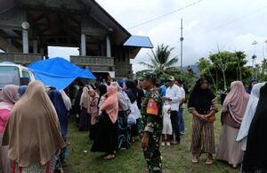 Babinsa Koramil 02/Sukakarya Pantau Operasi Pasar Murah di Meunasah Jurong Cot Damar