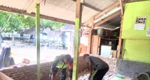 Babinsa Koramil 01/Sukajaya Bantu Renovasi Warung Warga di Gampong Paya