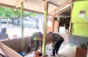 Babinsa Koramil 01/Sukajaya Bantu Renovasi Warung Warga di Gampong Paya