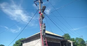 Babinsa 07 Gampong Keuneukai Koramil 01/Sukajaya Kodim 0112/Sabang Bantu Petugas Pasang Lampu Jalan