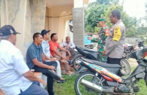 Babinsa Koramil 02 Sukakarya dan Bhabinkamtibmas Berikan Himbauan Kamtibmas Selama Bulan Ramadhan di Gampong Aneuk Laot