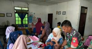 Babinsa Koramil 01/Sukajaya Dampingi Kegiatan Posyandu Balita di Gampong Cot Abeuk