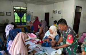 Babinsa Koramil 01/Sukajaya Dampingi Kegiatan Posyandu Balita di Gampong Cot Abeuk