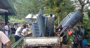 Babinsa Koramil 01/Sukajaya Bersama Warga Persiapkan Tempat Acara Buka Puasa Bersama