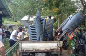 Babinsa Koramil 01/Sukajaya Bersama Warga Persiapkan Tempat Acara Buka Puasa Bersama