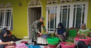 Babinsa 08 Gampong Kuta Ateuh Bantu Ibu-Ibu Warga Binaan Siapkan Makanan Berbuka Puasa