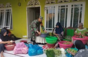 Babinsa 08 Gampong Kuta Ateuh Bantu Ibu-Ibu Warga Binaan Siapkan Makanan Berbuka Puasa