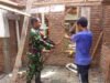 Babinsa 08 Koramil 01/Sukajaya Bantu Renovasi Rumah Warga di Kecamatan Sukamakmue