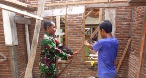 Babinsa 08 Koramil 01/Sukajaya Bantu Renovasi Rumah Warga di Kecamatan Sukamakmue