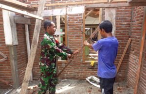 Babinsa 08 Koramil 01/Sukajaya Bantu Renovasi Rumah Warga di Kecamatan Sukamakmue