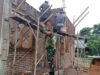 Babinsa Koramil 02/Sukakarya membantu Warga Binaan Yang Sedang Mengerjakan Pembangunan Rumah
