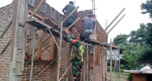 Babinsa Koramil 02/Sukakarya membantu Warga Binaan Yang Sedang Mengerjakan Pembangunan Rumah
