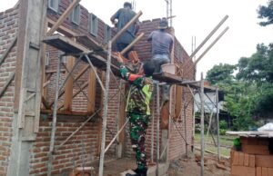 Babinsa Koramil 02/Sukakarya membantu Warga Binaan Yang Sedang Mengerjakan Pembangunan Rumah