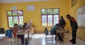 Babinsa Koramil 02/Sukakarya Dampingi Kegiatan Belajar Mengajar di SDN 26 Keuneukai