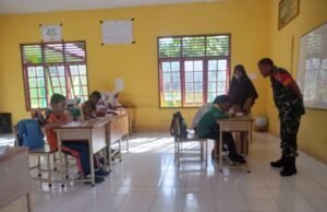 Babinsa Koramil 02/Sukakarya Dampingi Kegiatan Belajar Mengajar di SDN 26 Keuneukai