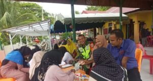 Babinsa Koramil 01/Sukajaya Dampingi Puskesmas dalam Pengecekan Kesehatan Lansia di Gampong Paya