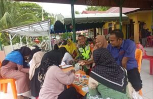 Babinsa Koramil 01/Sukajaya Dampingi Puskesmas dalam Pengecekan Kesehatan Lansia di Gampong Paya