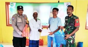 Babinsa Gampong Berawang Koramil 01/Sukajaya Dampingi Pembagian Sembako untuk Warga di Bulan Ramadan