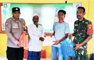 Babinsa Gampong Berawang Koramil 01/Sukajaya Dampingi Pembagian Sembako untuk Warga di Bulan Ramadan