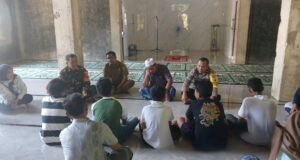 Babinsa dan Bhabinkamtibmas Gampong Kuta Timu Berikan Edukasi Bahaya Balapan Liar kepada Warga