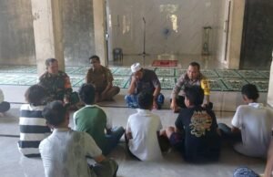 Babinsa dan Bhabinkamtibmas Gampong Kuta Timu Berikan Edukasi Bahaya Balapan Liar kepada Warga