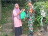 Babinsa 06 Gampong Kuta Timu Berikan Bantuan Sembako kepada Warga Kurang Mampu