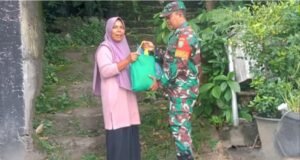 Babinsa 06 Gampong Kuta Timu Berikan Bantuan Sembako kepada Warga Kurang Mampu