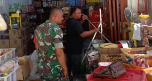 Babinsa 10 Koramil 01/Sukajaya Lakukan Peninjauan Harga Bahan Pokok Menjelang Idul Fitri