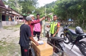 Babinsa Koramil 01/Sukajaya Laksanakan Komsos dengan Nelayan di Jurong Pantai Jaya