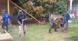 Babinsa Koramil 01/Sukajaya Gotong Royong Bersama Warga di Jurong Pante Jaya