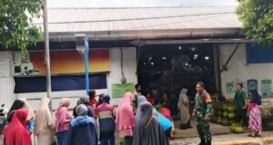 Babinsa 07 Koramil 02 Sukakarya Memonitor Penyaluran LPG 3 Kg dan Beri Imbauan kepada Warga