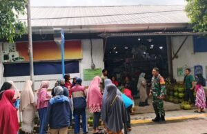 Babinsa 07 Koramil 02 Sukakarya Memonitor Penyaluran LPG 3 Kg dan Beri Imbauan kepada Warga