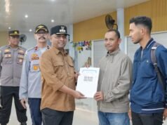Pj Wali Kota Sabang bersama Forkopimda serahkan tiket kapal gratis kepada pemudik.