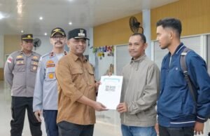 Pj Wali Kota Sabang bersama Forkopimda serahkan tiket kapal gratis kepada pemudik.