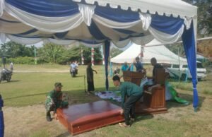 Babinsa 08 Gampong Kuta Ateuh Bersama Warga Laksanakan Penyiapan Tempat Shalat Idul Fitri 1446 H