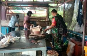Babinsa Koramil 01 Sukajaya Pantau Harga Jual Ayam Potong di Pasar Tradisional di Hari Meugang