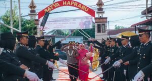 Disambut Tradisi Pedang Pora, AKBP Dr. Ahzan Resmi Jabat Kapolres Lhokseumawe