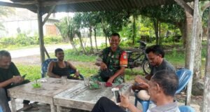 Babinsa Koramil 01/Sukajaya Laksanakan Komsos dengan Tokoh Pemuda di Gampong Cot Ba’U