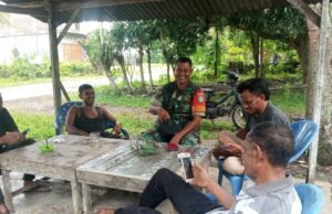 Babinsa Koramil 01/Sukajaya Laksanakan Komsos dengan Tokoh Pemuda di Gampong Cot Ba’U
