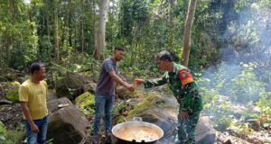 Babinsa Koramil 01/Sukajaya Bersama Warga Memasak Kuah Beulangong Untuk Halal Bihalal