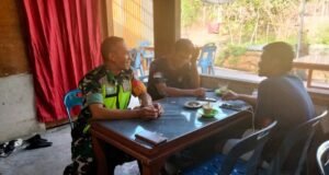 Babinsa Gampong Aneuk Laot Laksanakan Komunikasi Sosial Bersama Pemuda di Hari Kedua Lebaran