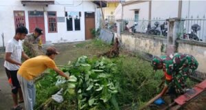 Babinsa dan Bhabinkamtibmas Bersama Warga Laksanakan Gotong Royong di Gampong Kuta Timu